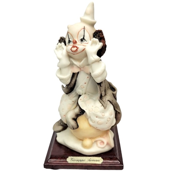 Giuseppe Armani Vintage Clown
Sitting on a Balloon Porcelain Figurine - Picture 7 of 8